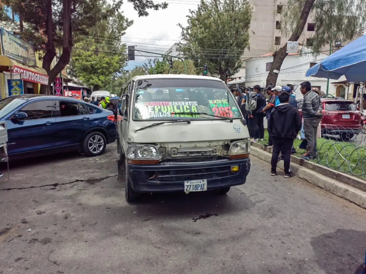 "Por usar el celular": Conductor de trufi arrastró a tres personas y ocasionó una colisión múltiple